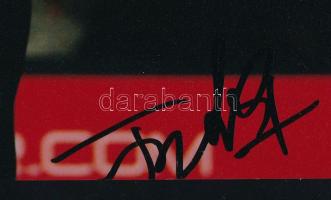 Ding Junhui (1987- ) kínai snookerjátékos aláírása őt ábrázoló fotón, tanúsítvánnyal, 25x20 cm / Din...