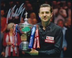 Mark Selby (1983- ) angol világbajnok snookerjátékos aláírása őt ábrázoló fotón, tanúsítvánnyal, 25x20 cm / Mark Selby (1983- ) English snooker player, World Snooker Champion's signed photo, with certificate