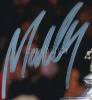 Mark Selby (1983- ) angol világbajnok snookerjátékos aláírása őt ábrázoló fotón, tanúsítvánnyal, 25x...