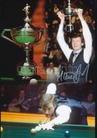 Steve Davis (1957- ) angol snookerjátékos, hatszoros világbajnok aláírása őt ábrázoló fotón, tanúsítvánnyal, 30x20 cm / Steve Davis (1957- ) English snooker player, six time World Snooker Champion's signed photo, with certificate