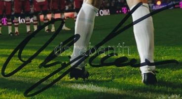 Oliver Kahn (1969- ) Európa-bajnok német labdarúgó, kapus aláírása őt ábrázoló képen, tanúsítvánnyal...