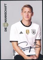 Bastian Schweinsteiger (1984- ) világbajnok német labdarúgó aláírása őt ábrázoló képen, tanúsítvánnyal, 14,5x10,5 cm / Bastian Schweinsteiger (1984- ) German footballer, World Cup winner's signed promo photo, with certificate