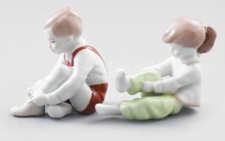 Aquincum öltözködő lány és cipőfűző fiú. Jelzett, hibátlan, m: 9-10 cm