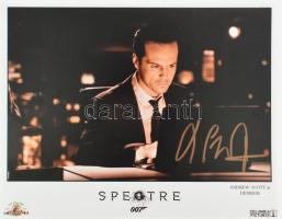 Andrew Scott (1949- ) ír színész aláírása őt ábrázoló képen (James Bond: Spectre - A Fantom visszatér c. filmből), hátoldalán hologramos tanúsítvány-matricával, 20x25 cm / Andrew Scott (1949- ) Irish actor's signed photo (from the James Bond movie 'Spectre'), with holographic certificate sticker