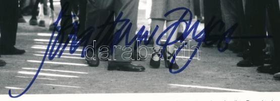 Jonathan Pryce (1947- ) brit színész aláírása őt ábrázoló képen (Juan Perón szerepében az Evita c. f...