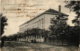 1905 Hajdúböszörmény, Leányiskola. Kiadja Szabó Ferenc (ázott / wet damage)