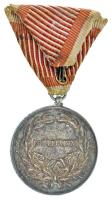 1917. "Tiszti Ezüst Vitézségi Érem I. osztálya " ezüstözött fém kitüntetés, mellszalaggal,...