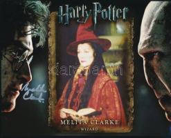 Melita Clarke (1949- ) angol színésznő aláírása őt ábrázoló képen (varázslóként a Harry Potter és a bölcsek köve c. filmben), tanúsítvánnyal, 20x25 cm / Melita Clarke (1949- ) English actress's signed photo (as a wizard in 'Harry Potter and the Philosopher's Stone'), with certificate