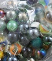 cca 130 darab színes üveggolyó