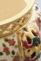 1880 körül, Zsolnay kaspó. Magastüzű színes mázakkal fedett porcelánfajansz. Oldalán kidomborodó szi...