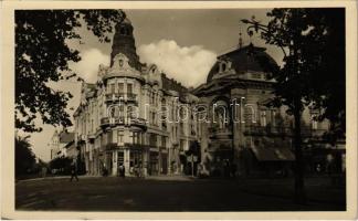 Szeged, Széchenyi tér és mozi, Csongrád megyei népbolt N.V. 3. sz. áruda, hentes, gyógyszertár, patika. Művészeti Alkotások