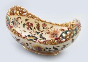 1880 körül, Zsolnay kínáló. Magastüzű színes mázakkal fedett porcelánfajansz. Csónak alakú, pereme áttört mintás. Jelzett: alján kobaltkék családi pecsét. Repedezett mázzal, kis kopással, talpívén egy horzsolással, 19,5x12x10 cm