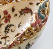 1880 körül, Zsolnay kínáló. Magastüzű színes mázakkal fedett porcelánfajansz. Csónak alakú, pereme á...