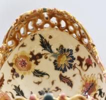 1880 körül, Zsolnay kínáló. Magastüzű színes mázakkal fedett porcelánfajansz. Csónak alakú, pereme á...