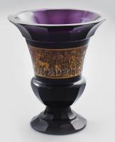 cca 1910/30 Moser Karlsbad ametisztszínű talpas váza, oldalán savmaratott és políraranyozott, kentaur figurákat is magába foglaló harci jelenetet ábrázoló frízzel. Jelzett: kézírással gravírozott "Moser Karlsbad" felirat. Szájperemén 1-1 lepattogzással, m: 15,5 cm