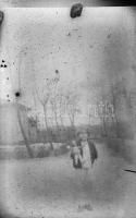 cca 1930 Vegyes régi üvegnegatív tétel, Budai Vár, kirándulások, temető, életképek, családi képek, s...