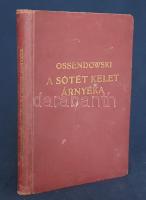 Ossendowski, [Ferdynand Antoni]: A sötét kelet árnyéka. The Shadow of the Gloomy East. Fordította: Balassa József. Budapest, [1925]. Franklin-Társulat (ny.) 143 + [1] p. Első magyar kiadás. Ferdynand Ossendowski (1876-1945) lengyel geológus, antropológus, földrajzi író, Oroszország-szakértő szentpétervári tanulmányok után jelentős utazásokat tett Oroszország-szerte, az 1905-ös forradalmi mozgalmak idején börtönbüntetést, majd szibériai száműzést is szenvedett, az oroszországi polgárháborúban pedig Kolcsak admirális tanácsadója volt. A bolsevik fordulat vehemens kritikusa ebben a művében saját korábbi néprajzi tapasztalatai alapján kísérletet tesz a modernség előtti állapotban élő, könnyen kihasználható orosz néplélek feltárására, melyet a cári és a bolsevik rendszer, illetve mindkét rendszer ügyeskedői kíméletlenül kihasználnak. A bolsevik rendszerről is erős kritikát megfogalmazó kötet szerepel az Ideiglenes Nemzeti Kormány által 1945-ben betiltott könyvek listáján.  (Modern utazók, felfedezők könyvtára.) Aranyozott, enyhén kopott kiadói egészvászon kötésben. Jó példány.