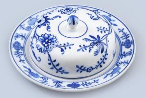 1879-1909 Villeroy & Boch Dresden blue hagymamintás vajtartó. Máz alatti kobalt festéssel, jelzett: Mercury pecsét, kopással, fedél peremén kis lepattanással, d: 15,5 cm