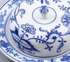 1879-1909 Villeroy & Boch "Dresden blue" hagymamintás vajtartó. Máz alatti kobalt fest...