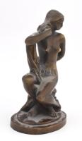 Kisfaludy Strobl Zsigmond (1884-1975): Női akt lepellel. Öntött bronz, jelzett, m: 15 cm