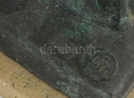 Mamikon Yengibarian (örmény, 1963-): Női akt. 1993. Patinázott bronz, kő talapzaton, m: 38 cm