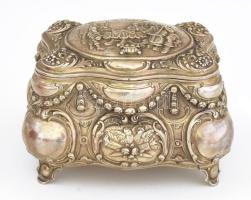Ezüst (Ag) neorokokó cukordoboz. Hólyagos doboztest négy lábon, fedelén kartusszerű szigetben mulato...