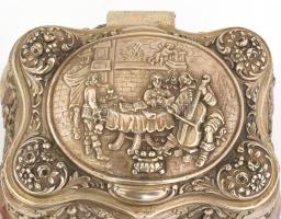 Ezüst (Ag) neorokokó cukordoboz. Hólyagos doboztest négy lábon, fedelén kartusszerű szigetben mulato...