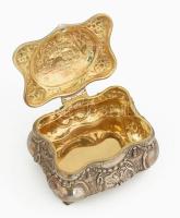 Ezüst (Ag) neorokokó cukordoboz. Hólyagos doboztest négy lábon, fedelén kartusszerű szigetben mulato...