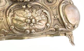 Ezüst (Ag) neorokokó cukordoboz. Hólyagos doboztest négy lábon, fedelén kartusszerű szigetben mulato...