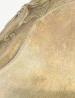 Ezüst (Ag) neorokokó cukordoboz. Hólyagos doboztest négy lábon, fedelén kartusszerű szigetben mulato...