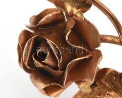Arany (Au) 14K rózsa bross, jelzett, 4,3×2,1 cm, nettó: 3,2 g