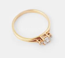 Arany (Au) 14K három köves gyűrű, jelzett, méret: 57, bruttó: 2,7 g