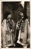 Erdélyi folklór / Mädchen aus Siebenbürgen / Transylvanian folklore, peasant girls (EK)