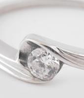 Arany (Au) 14K fehérarany soliter köves gyűrű, jelzett, méret: 49, bruttó: 1,3 g