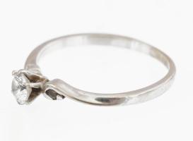 Arany (Au) 14K három köves gyűrű, jelzett, méret: 52, bruttó: 1,4 g