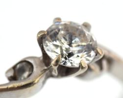 Arany (Au) 14K három köves gyűrű, jelzett, méret: 52, bruttó: 1,4 g