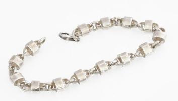 Ezüst(Ag) masszív bilincses karkötő, jelzett, h: 21 cm, nettó: 30,3 g