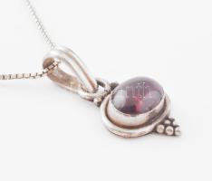 Ezüst(Ag) venezianer nyaklánc almandin medállal, jelzett, h: 40 cm, bruttó: 5,1 g