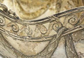 Ezüst (Ag) aufsatz. Domborított, pereménél áttört szalagminta zárja. Két oldalán domborított férfi p...