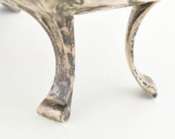 Ezüst (Ag) aufsatz. Domborított, pereménél áttört szalagminta zárja. Két oldalán domborított férfi p...