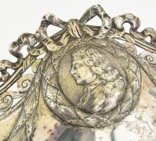 Ezüst (Ag) aufsatz. Domborított, pereménél áttört szalagminta zárja. Két oldalán domborított férfi p...