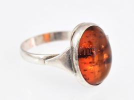 Ezüst(Ag) gyűrű borostyánnal, jelzett, méret: 56, bruttó: 3 g