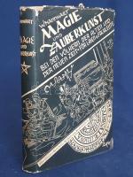 Mannhart, Dr. W[ilhelm]: Zauberglaube und Geheimwissen. Mit 44 seltenen Abbildungen. Wien, 1936. A. Amonesta-Verlag (Druck: ,,Astoria'', Wien). 1 t. (kihajtható címkép) + [4] + 284 p. + 1 t. (kihajtható). Wilhelm Mannhart (1831-1880) német néprajztudós áttekintése a régmúlt mágikus praktikáiról, a szellemidézéstől az asztrológiáig, a boszorkányhittől a fekete és fehér mágiáig. Az eredeti 1896-ban megjelent első kiadás címlapkiadása. A Berlinben (Verlag Hermann Barsdorf) megjelent eredeti kiadás krúdában álló, megmaradt íveit szerezte meg a bécsi Amonesta-Verlag, amely az új kiadást másik címlappal és tartalomjegyzékkel ellátva adta ki. Gót betűs szövegoldalakkal, oldalszámozáson belül 15 egész oldalas és 27 szövegközti illusztrációval.  Aranyozott gerincű kiadói egészvászon kötésben, eredeti, illusztrált, szélein enyhén sérült védőborítóban. Jó példány, ritka könyv.