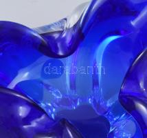 Antik cseh asztaldísz, anyagában kéken színezett, jelzés nélkül, kis kopással, d: 19 cm, m: 10,5 cm