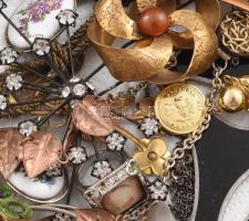 Egy doboznyi vegyes bizsu, fém, porcelán, aranyozott