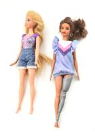 2 db Mattel Barbie baba 2012, 2015. Egyik műlábú Barbie. Jelzett, jó állapotú