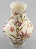 Zsolnay virág mintás porcelán váza. Kézzel festett, jelzett (Szalai Izabella.) hibátlan 18 cm