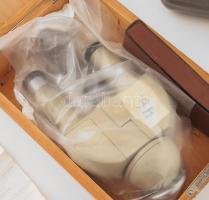 Szovjet tábori mikroszkóp LOMO tárgylencsékkel, eredeti fém dobozban, külön fadobozban binokuláris f...