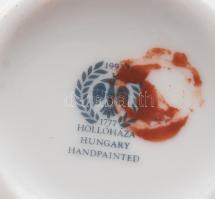 Hollóházi aranyozott fehér mázas teás készlet. Hat személyes, jelzett, kis kopásokkal, egyik csészea...