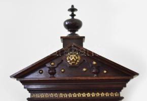 Falióra. Ingajáratos, gazdagon díszített réz számlappal. porcelán és réz ingával, Aranyozott fa tokk...